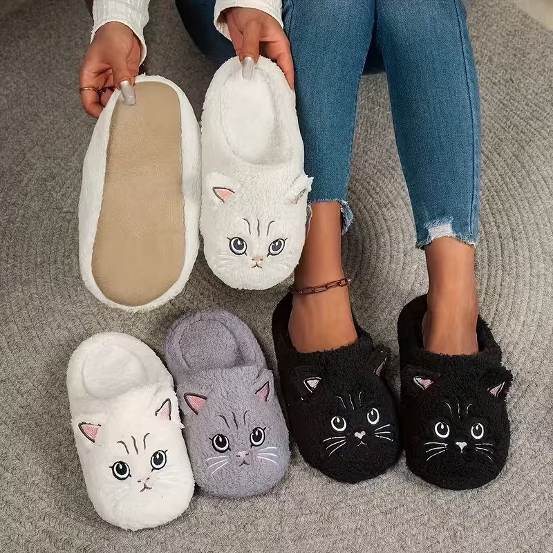 Cozy Unisex Plush Slippers wit - Embroidery Garments recension och pris